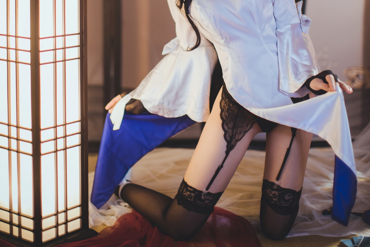 Xgyw.Net_网络美女Coser衣衣95玉玲珑主题私房性感白色旗袍服饰配黑色蕾丝吊袜诱惑写真50P