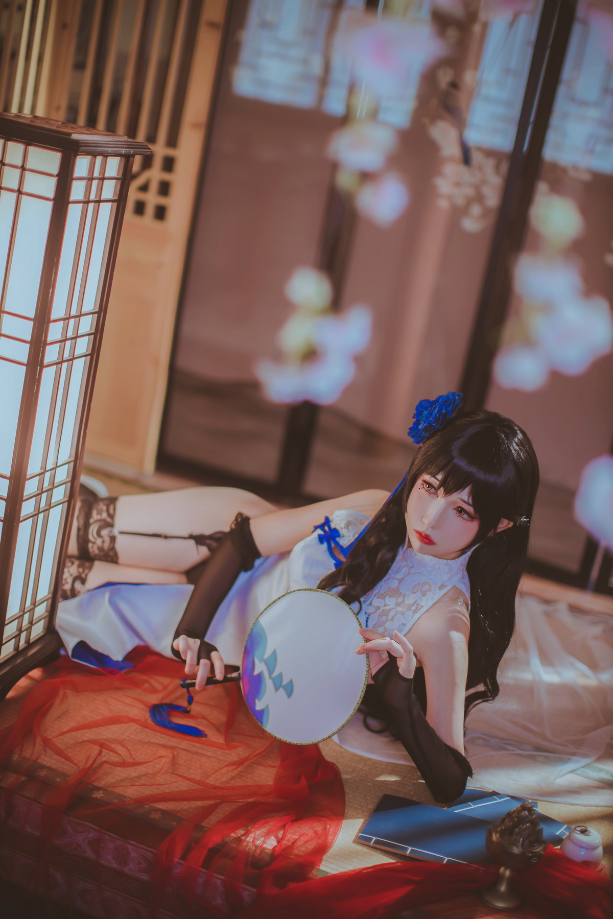Xgyw.Net_网络美女Coser衣衣95玉玲珑主题私房性感白色旗袍服饰配黑色蕾丝吊袜诱惑写真50P