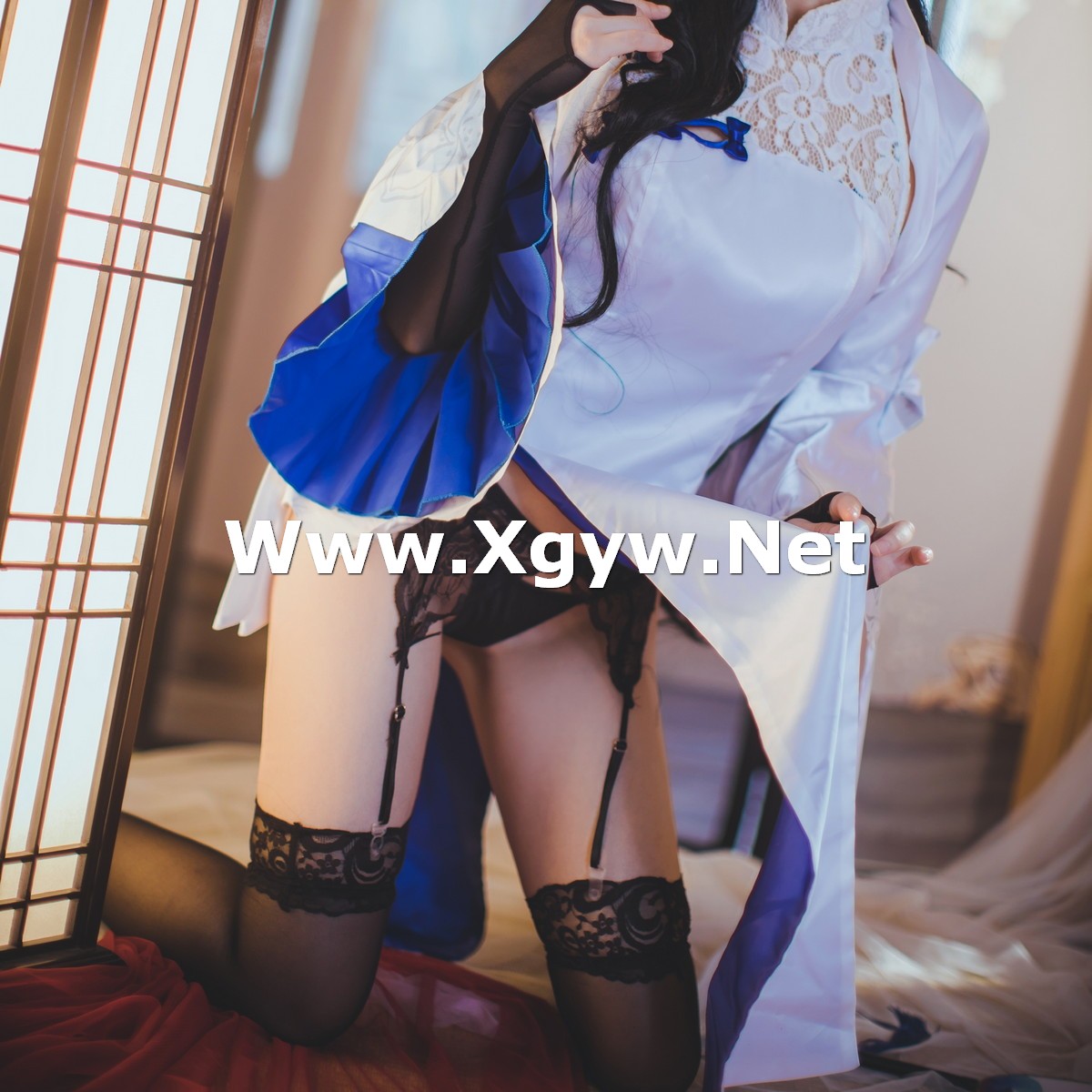 Xgyw.Net_网络美女Coser衣衣95玉玲珑主题私房性感白色旗袍服饰配黑色蕾丝吊袜诱惑写真50P