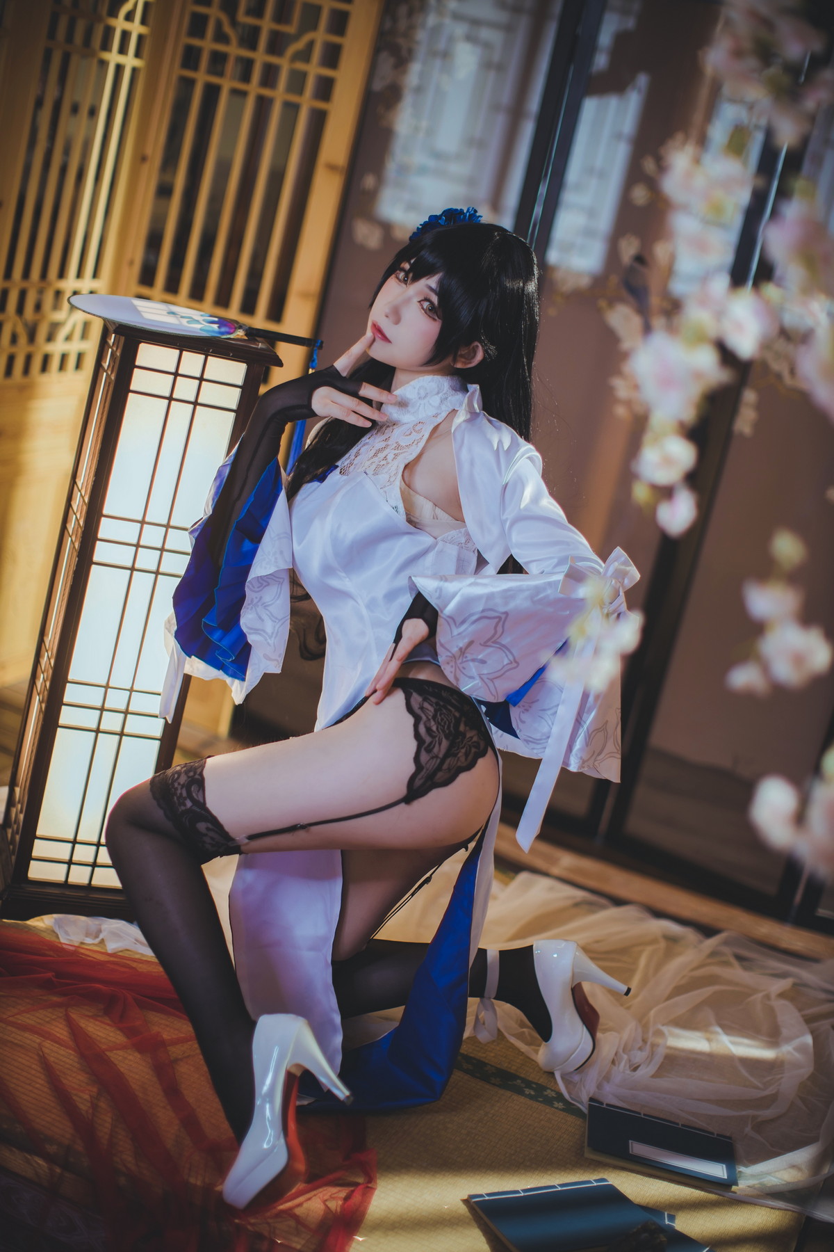 Xgyw.Net_网络美女Coser衣衣95玉玲珑主题私房性感白色旗袍服饰配黑色蕾丝吊袜诱惑写真50P
