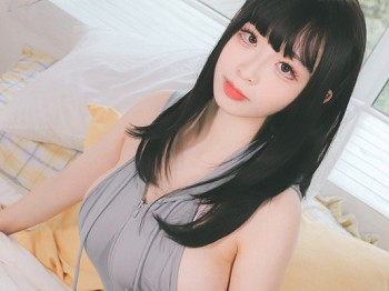 网络青春美女韶陌陌兔子主题私人性感灰色真空上衣配白色蕾丝袜秀豪乳蜜桃臀骚扰写真30P