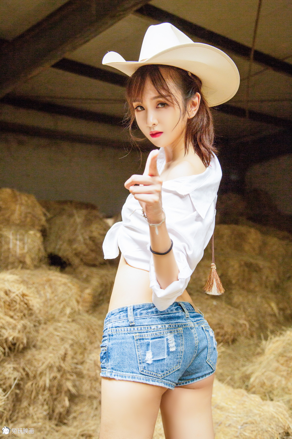 Xgyw.Net_网络美女夜兔草房子主题户外草堆中性感白色上衣配牛仔短裤秀白嫩肌肤迷人写真41P