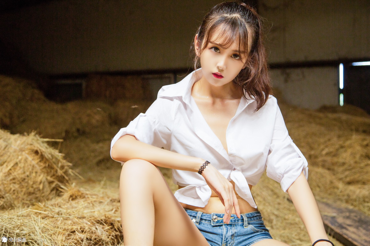 Xgyw.Net_网络美女夜兔草房子主题户外草堆中性感白色上衣配牛仔短裤秀白嫩肌肤迷人写真41P