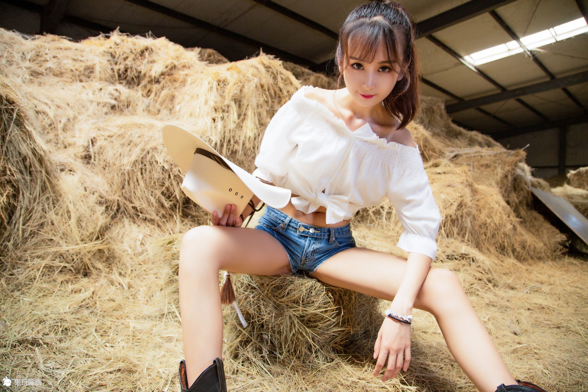 Xgyw.Net_网络美女夜兔草房子主题户外草堆中性感白色上衣配牛仔短裤秀白嫩肌肤迷人写真41P