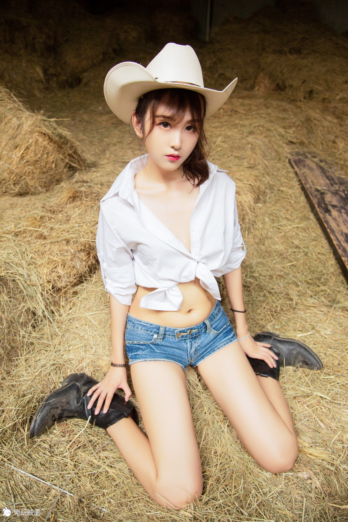 Xgyw.Net_网络美女夜兔草房子主题户外草堆中性感白色上衣配牛仔短裤秀白嫩肌肤迷人写真41P