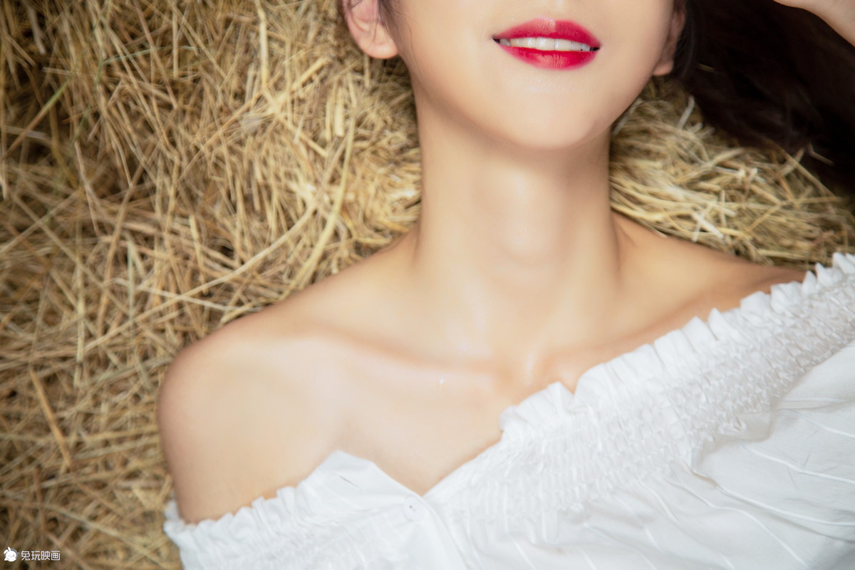 Xgyw.Net_网络美女夜兔草房子主题户外草堆中性感白色上衣配牛仔短裤秀白嫩肌肤迷人写真41P