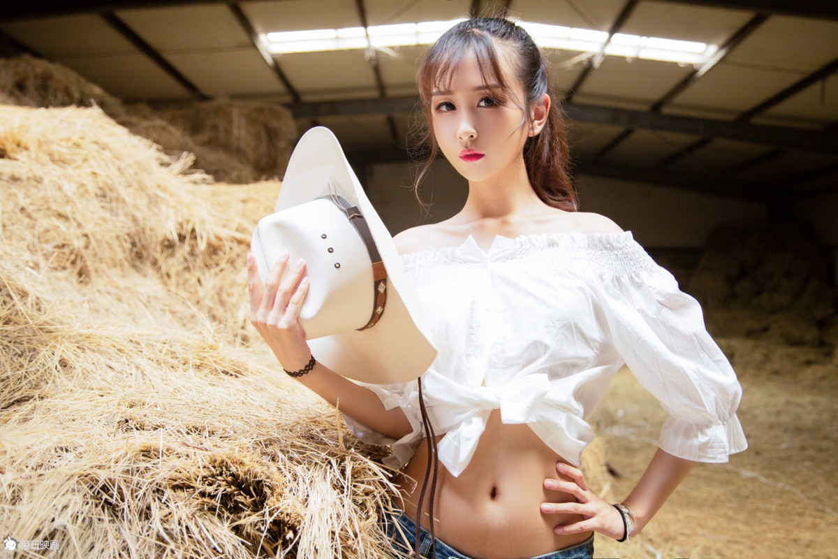 Xgyw.Net_网络美女夜兔草房子主题户外草堆中性感白色上衣配牛仔短裤秀白嫩肌肤迷人写真41P