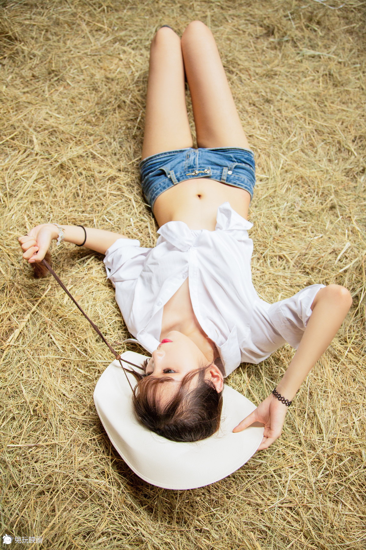 Xgyw.Net_网络美女夜兔草房子主题户外草堆中性感白色上衣配牛仔短裤秀白嫩肌肤迷人写真41P