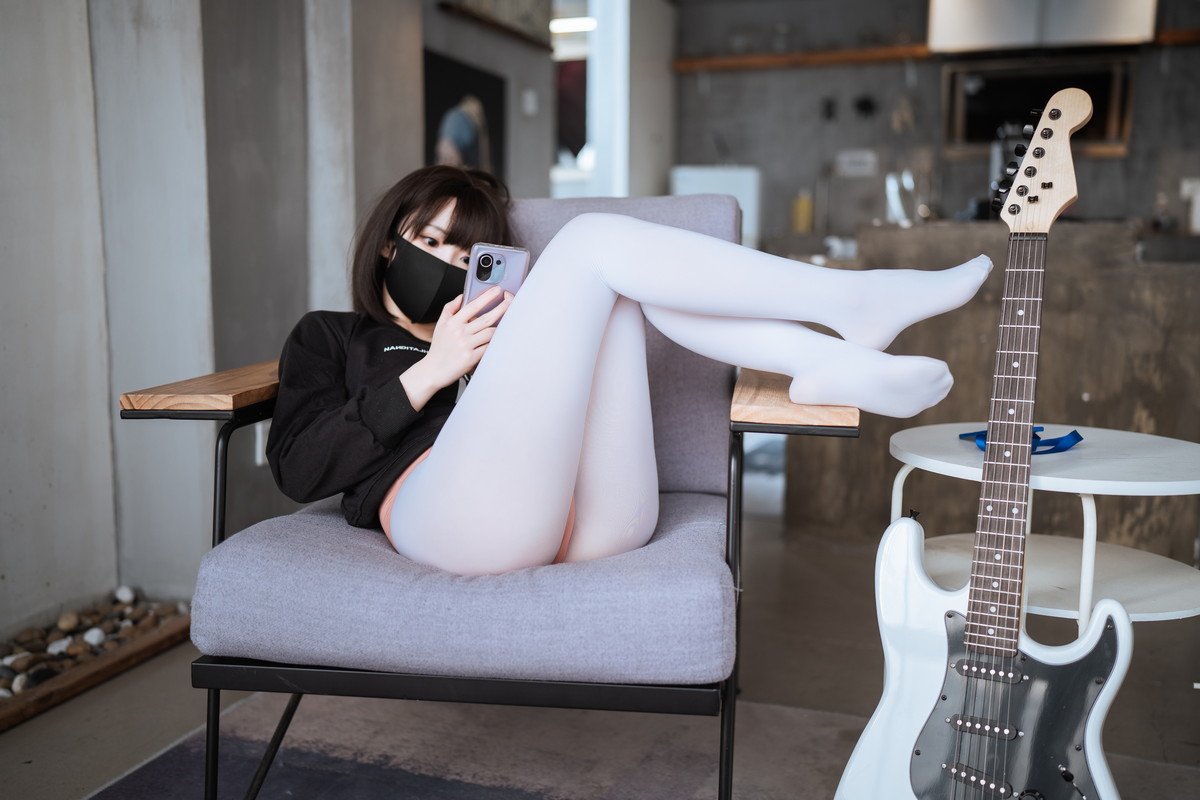 Xgyw.Net_可爱人气Coser面饼仙儿升玖主题私房半脱露性感连体衣配白丝裤袜撩人诱惑写真54P