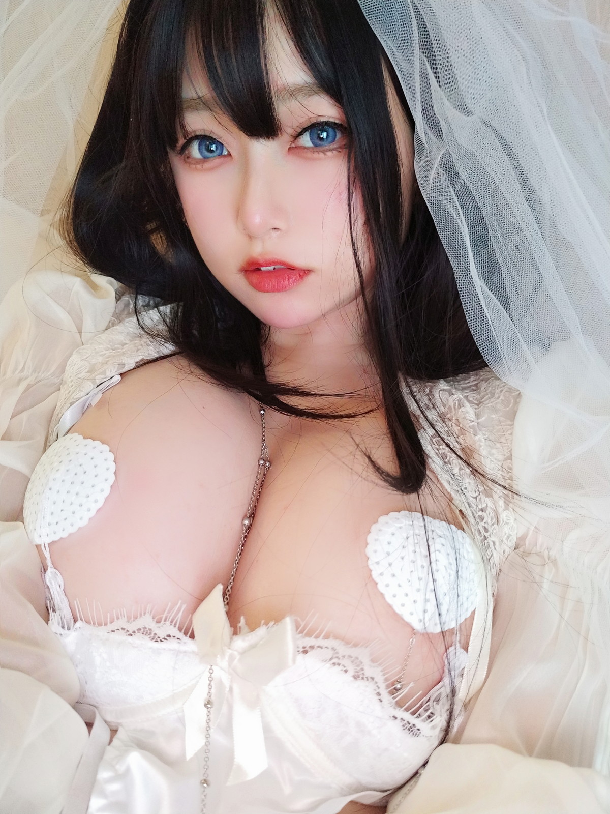 Xgyw.Net_Coser妹子女主K白双子主题性感白色薄纱配蕾丝吊袜露豪乳血滴子遮点诱惑写真75P