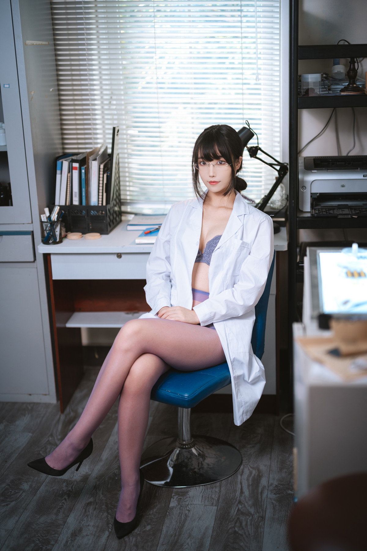 Xgyw.Net_网络美女汪知子医生姐姐主题脱白大褂露性感紫色内衣配紫色丝袜迷人诱惑写真34P