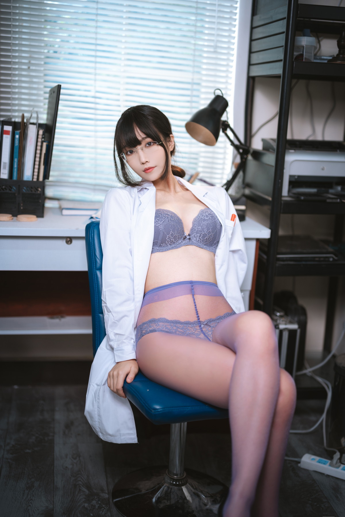 Xgyw.Net_网络美女汪知子医生姐姐主题脱白大褂露性感紫色内衣配紫色丝袜迷人诱惑写真34P