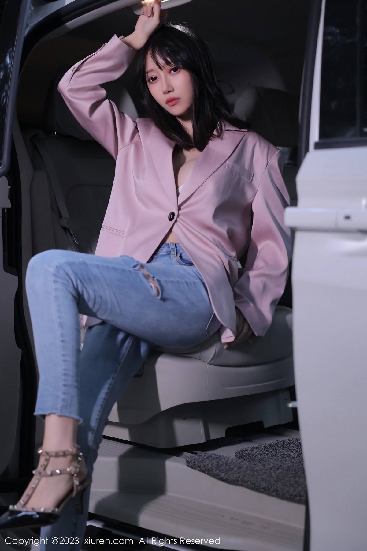 Xgyw.Net_XiuRen第6355期_模特玥儿玥er万宁旅拍粉灰色上衣配牛仔裤露白色内衣诱惑写真55P