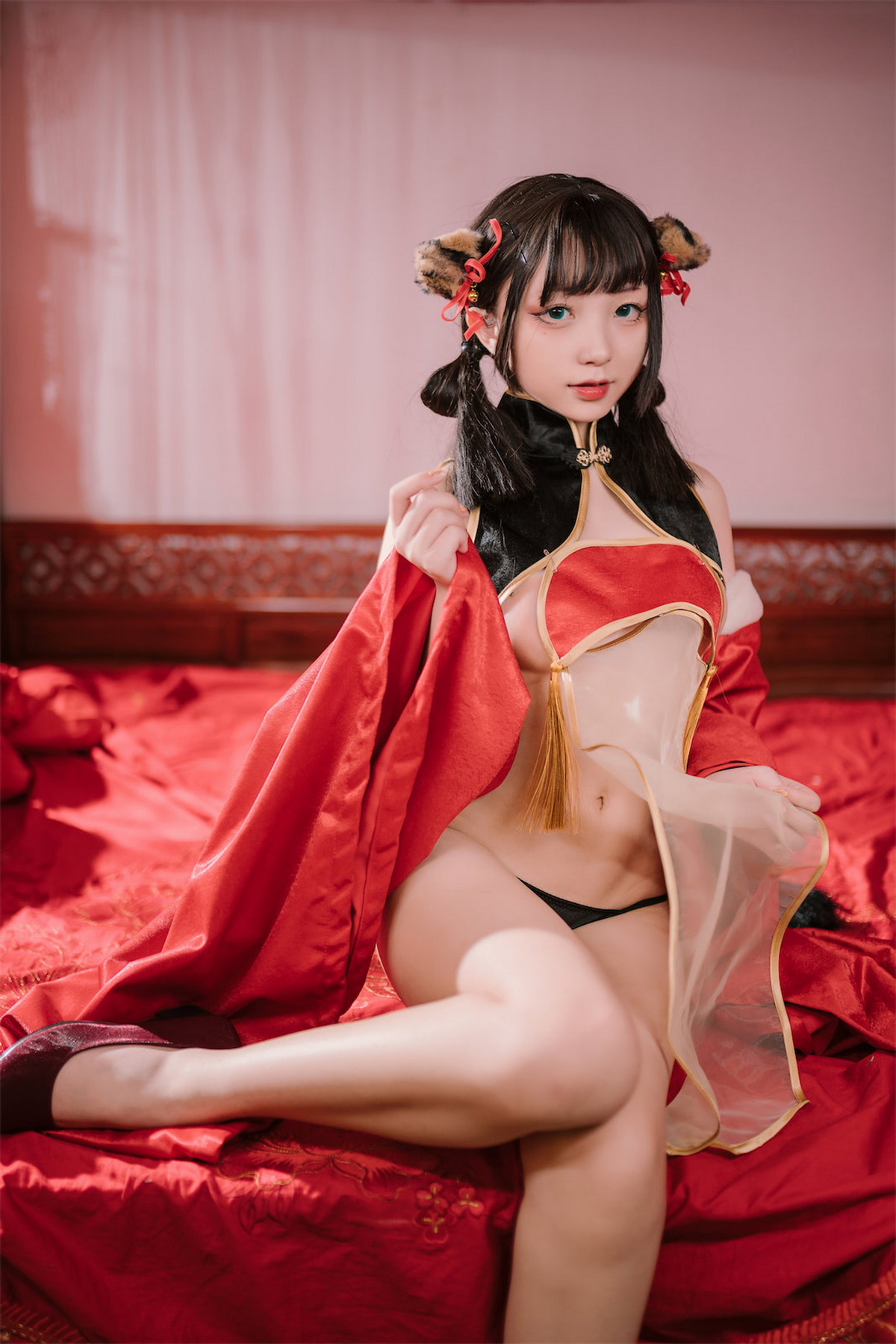 Xgyw.Net_网络美女花铃虎团团主题性感红黑色旗袍服饰露白嫩肌肤秀完美身材诱惑写真84P