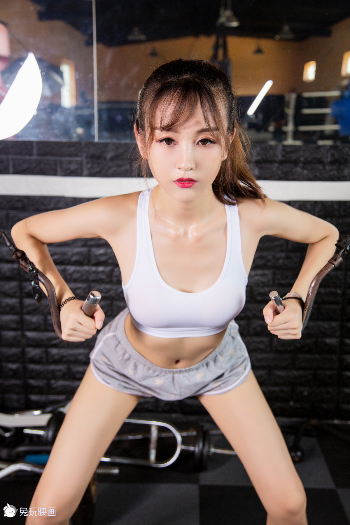 Xgyw.Net_网络美女夜兔健身房的少女主题性感白色运动内衣配灰色短裤秀完美身材诱惑写真38P