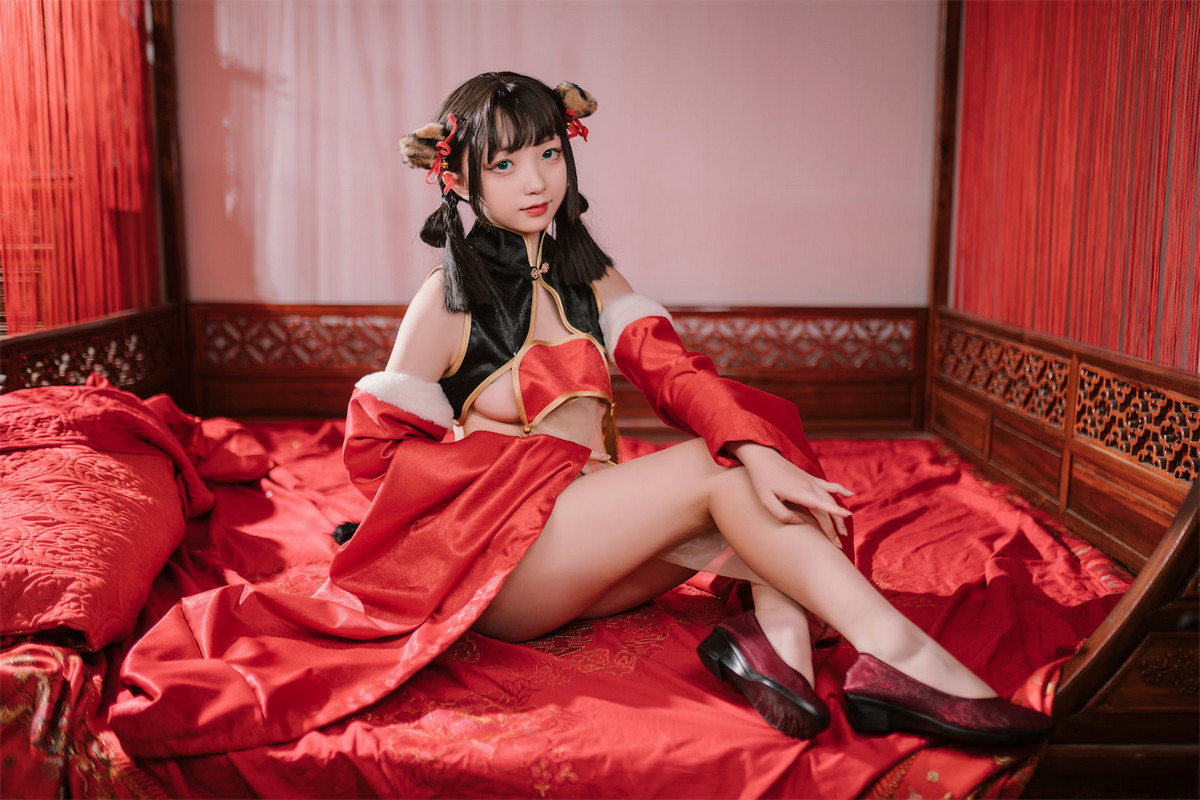 Xgyw.Net_网络美女花铃虎团团主题性感红黑色旗袍服饰露白嫩肌肤秀完美身材诱惑写真84P
