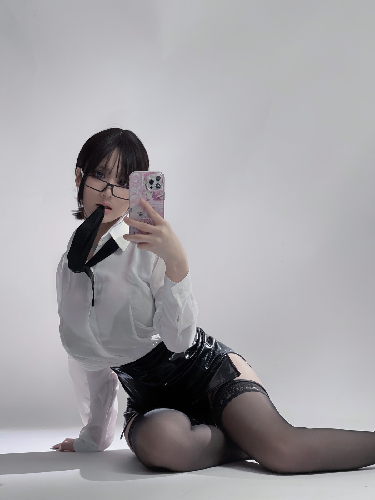 Xgyw.Net_Cos小姐姐幼爱youmeko早安主题性感白T配黑短裙露超薄黑丝秀翘臀诱惑写真28P