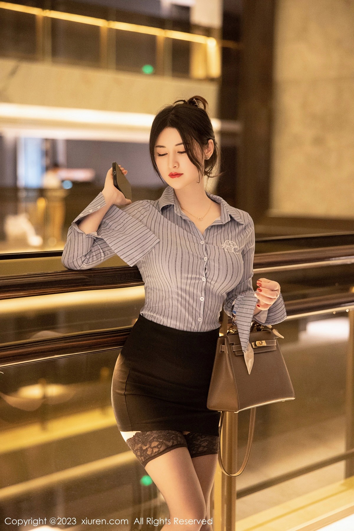 Xgyw.Net_XiuRen第6343期_模特诗诗kiki条纹T恤配黑短裙露性感蕾丝内衣魅惑黑丝诱惑写真78P