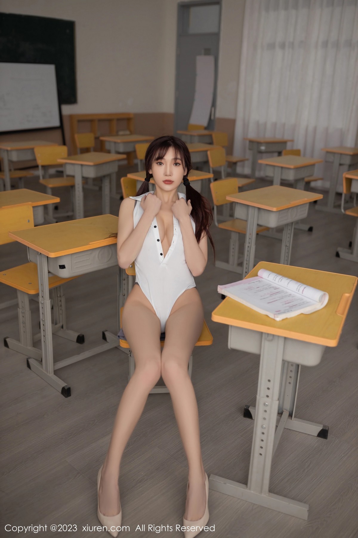 Xgyw.Net_XiuRen第6353期_女神陆萱萱教室场景学生角色白色上衣配灰色短裙迷人诱惑写真81P