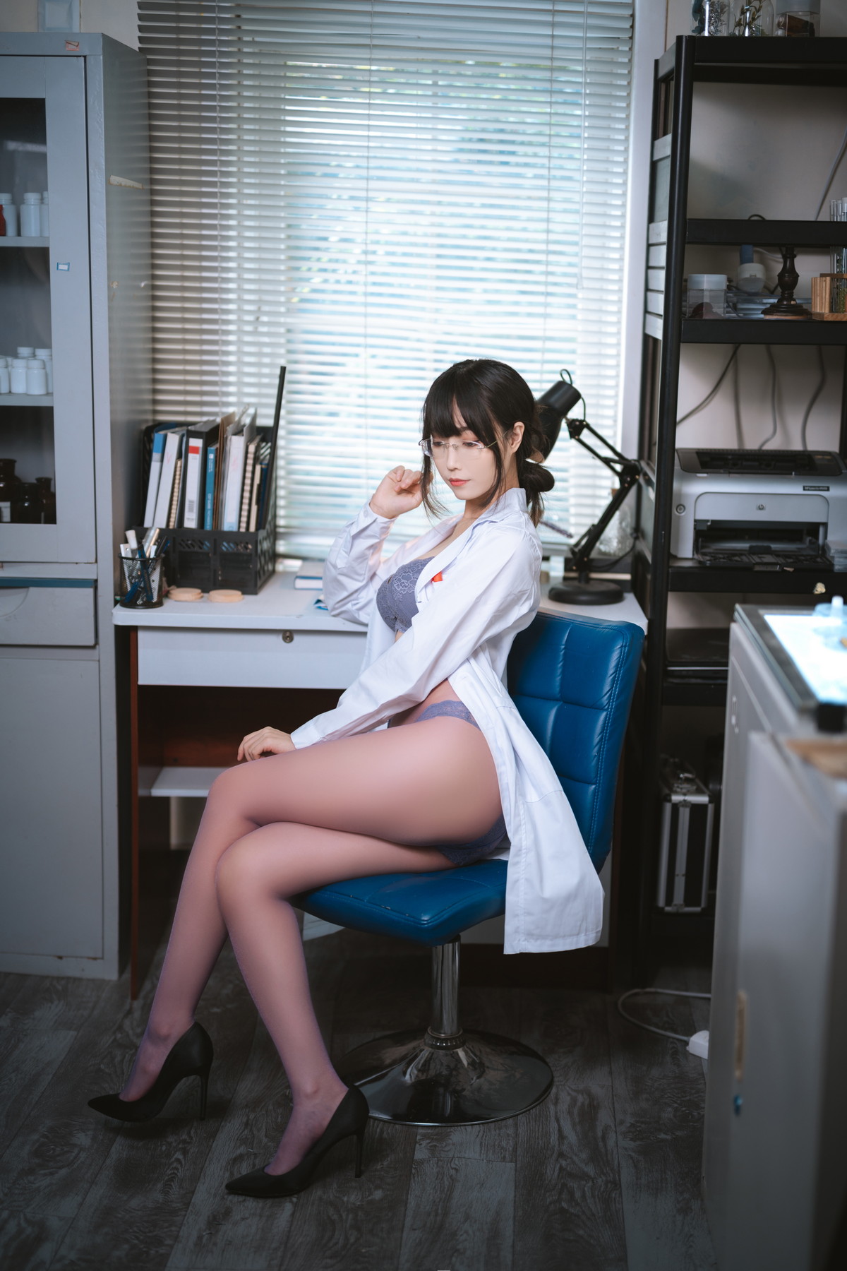 Xgyw.Net_网络美女汪知子医生姐姐主题脱白大褂露性感紫色内衣配紫色丝袜迷人诱惑写真34P