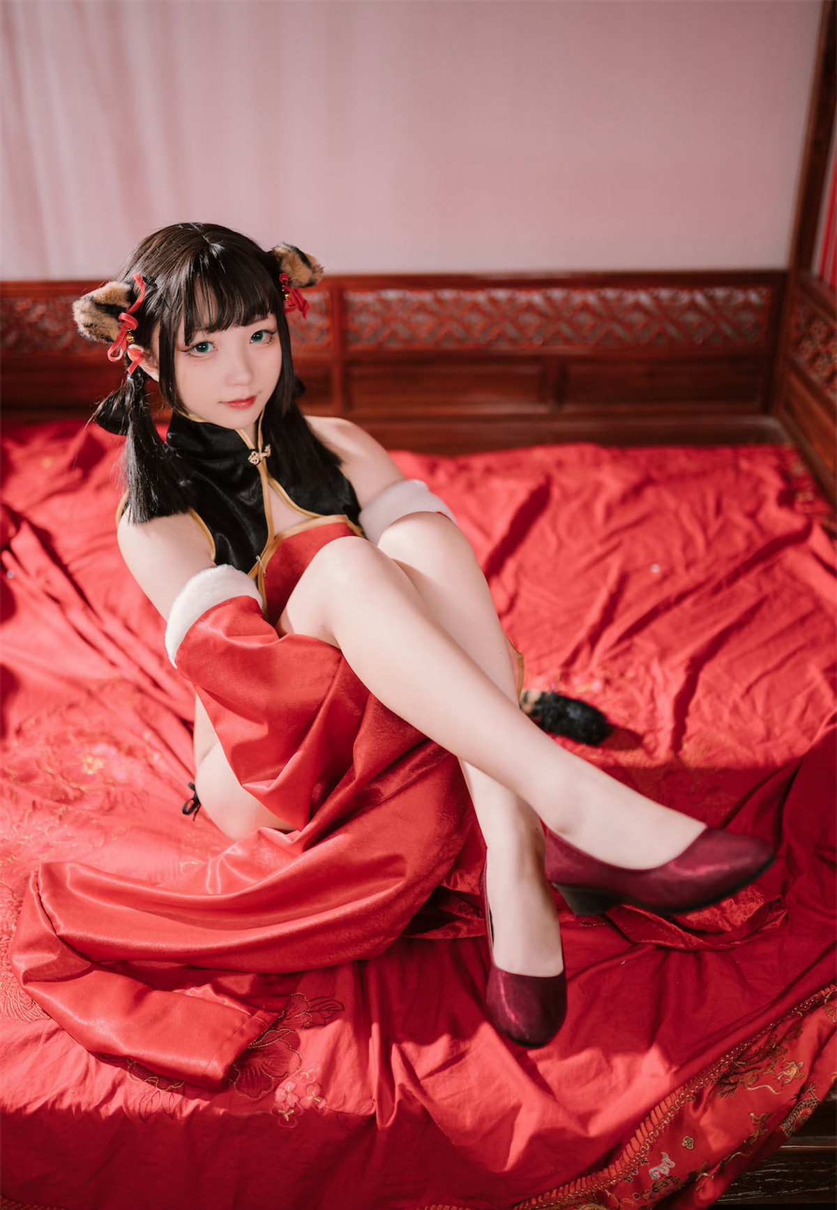 Xgyw.Net_网络美女花铃虎团团主题性感红黑色旗袍服饰露白嫩肌肤秀完美身材诱惑写真84P