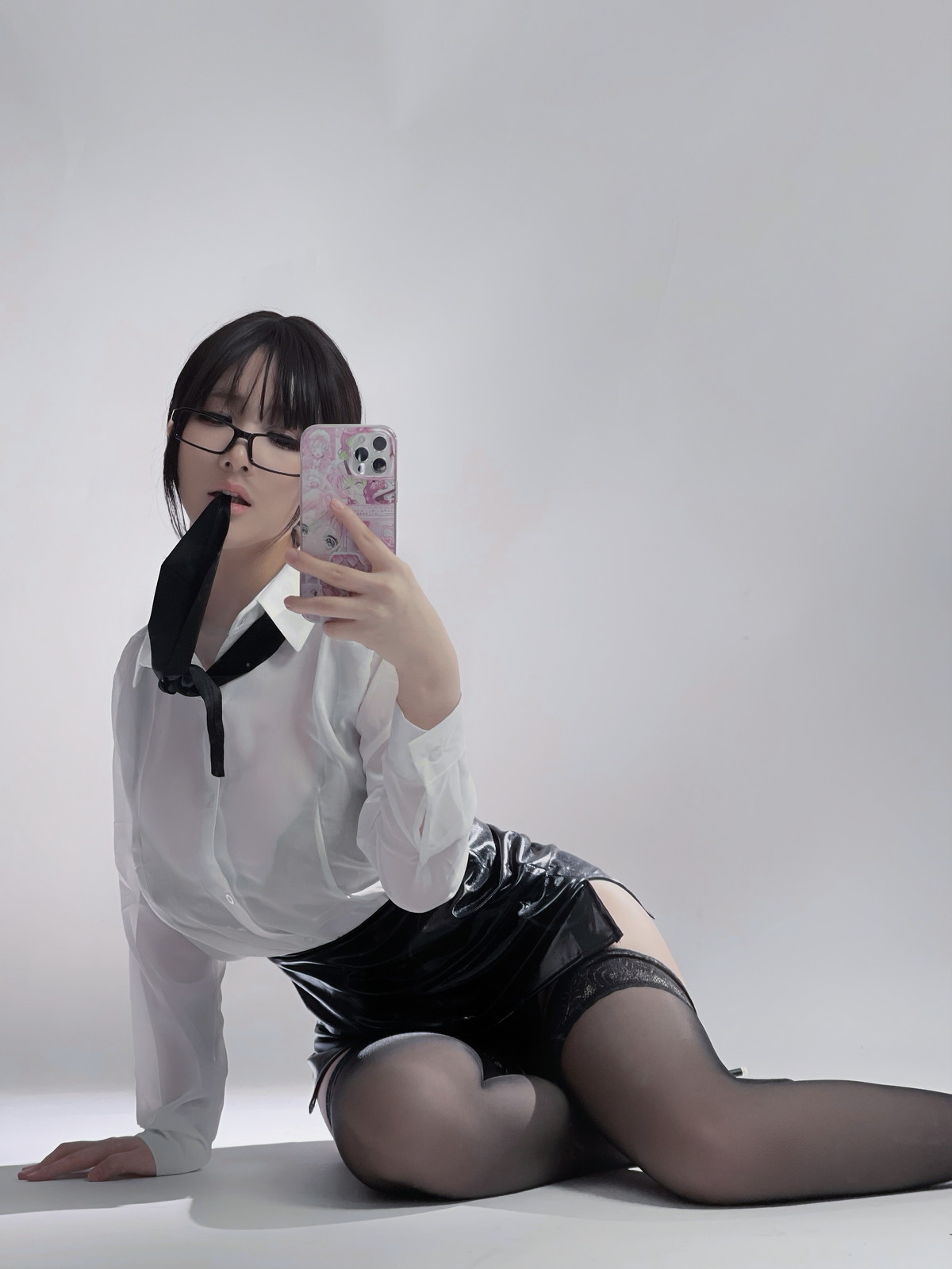 Xgyw.Net_Cos小姐姐幼爱youmeko早安主题性感白T配黑短裙露超薄黑丝秀翘臀诱惑写真28P