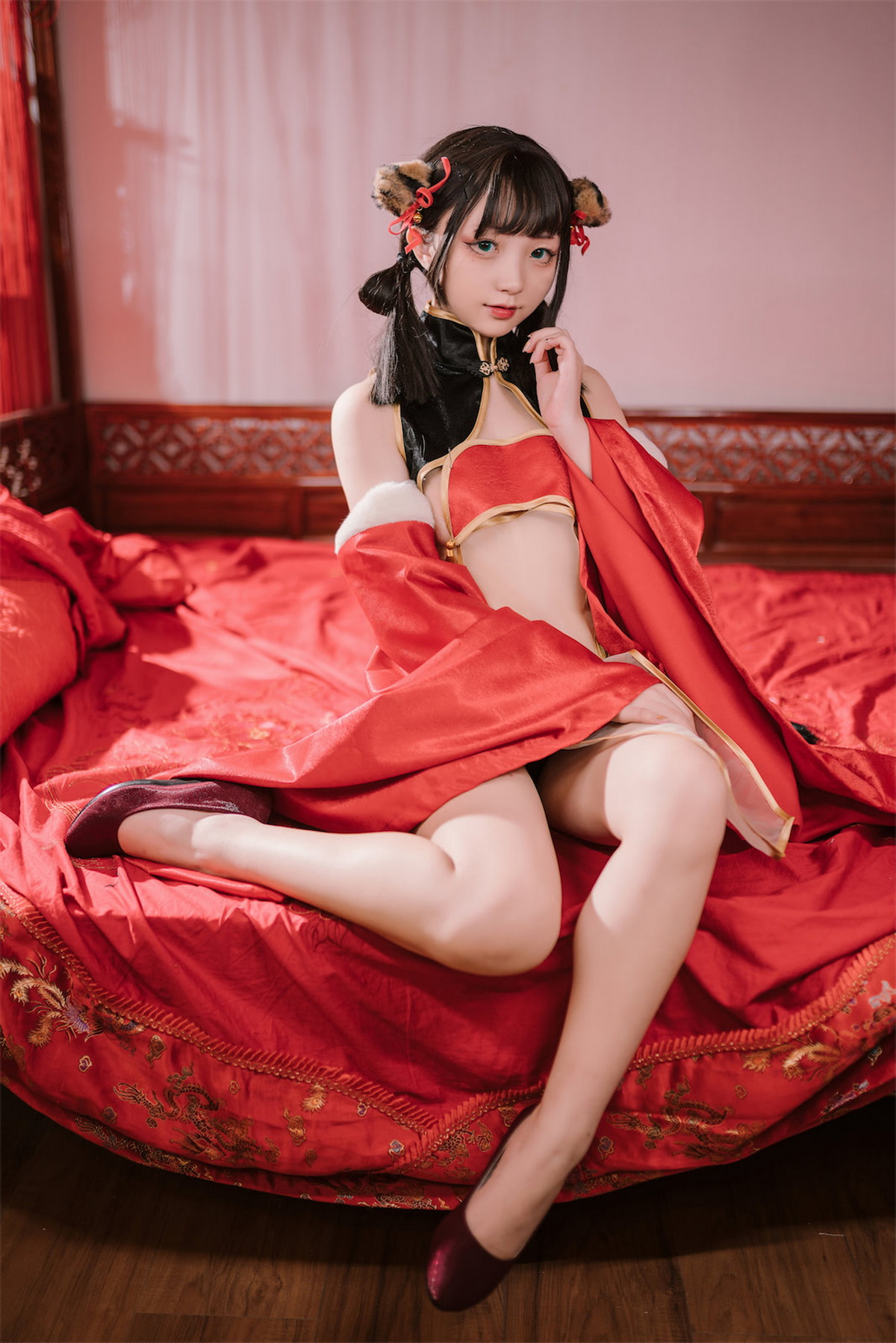 Xgyw.Net_网络美女花铃虎团团主题性感红黑色旗袍服饰露白嫩肌肤秀完美身材诱惑写真84P