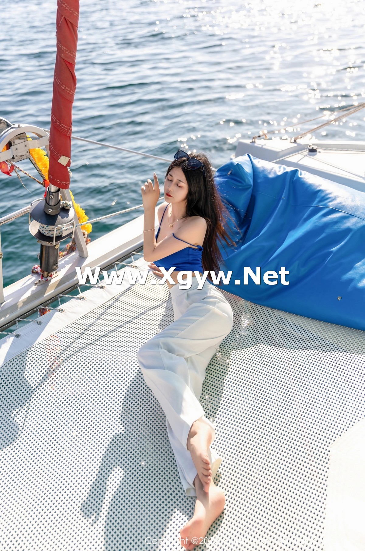 Xgyw.Net_XiuRen第6359期_模特laura阿姣蓝色短款上衣配白色长裤半脱秀丰满身材诱惑写真68P