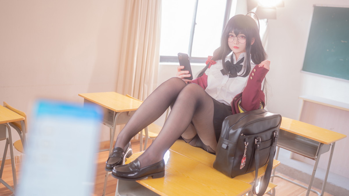 Xgyw.Net_Coser妹子Sayako_今年4岁大凤JK主题性感黑色短裙下超薄黑丝秀美腿诱惑写真50P