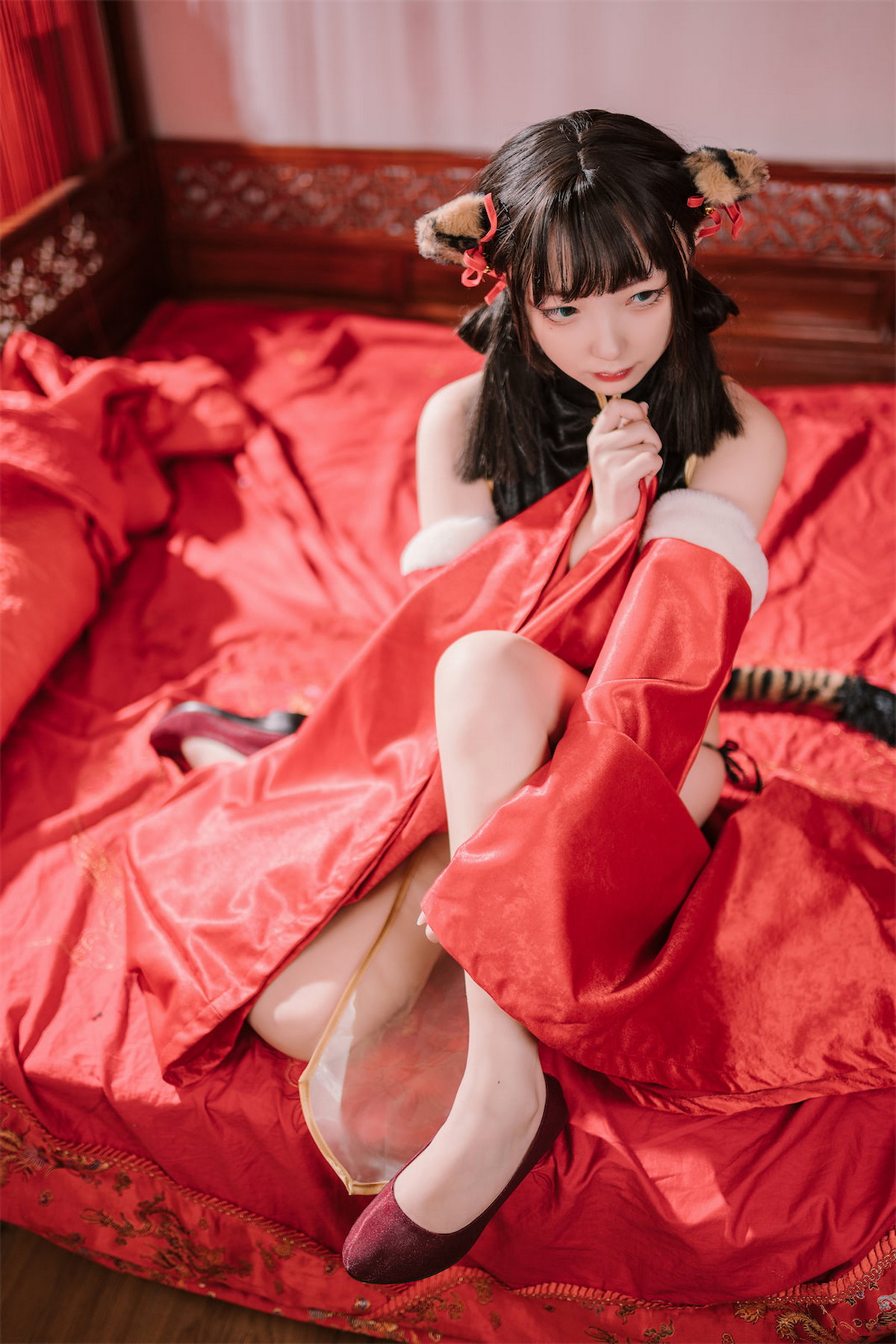 Xgyw.Net_网络美女花铃虎团团主题性感红黑色旗袍服饰露白嫩肌肤秀完美身材诱惑写真84P