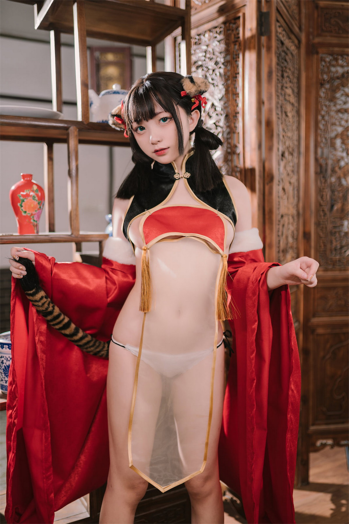 Xgyw.Net_网络美女花铃虎团团主题性感红黑色旗袍服饰露白嫩肌肤秀完美身材诱惑写真84P