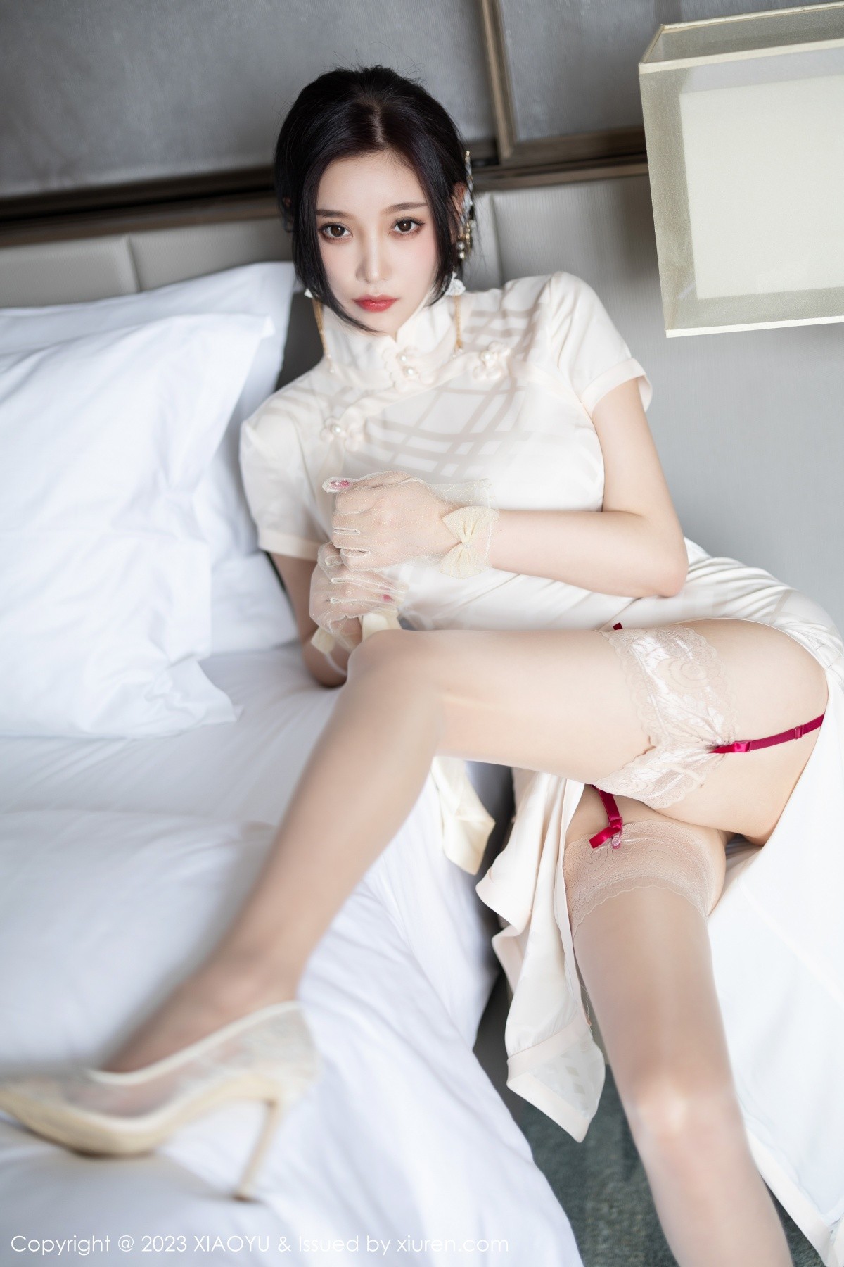 Xgyw.Net_[XiaoYu画语界]Vol.978_女神杨晨晨Yome性感白色典雅旗袍配白丝袜秀丰腴身材诱惑写真85P