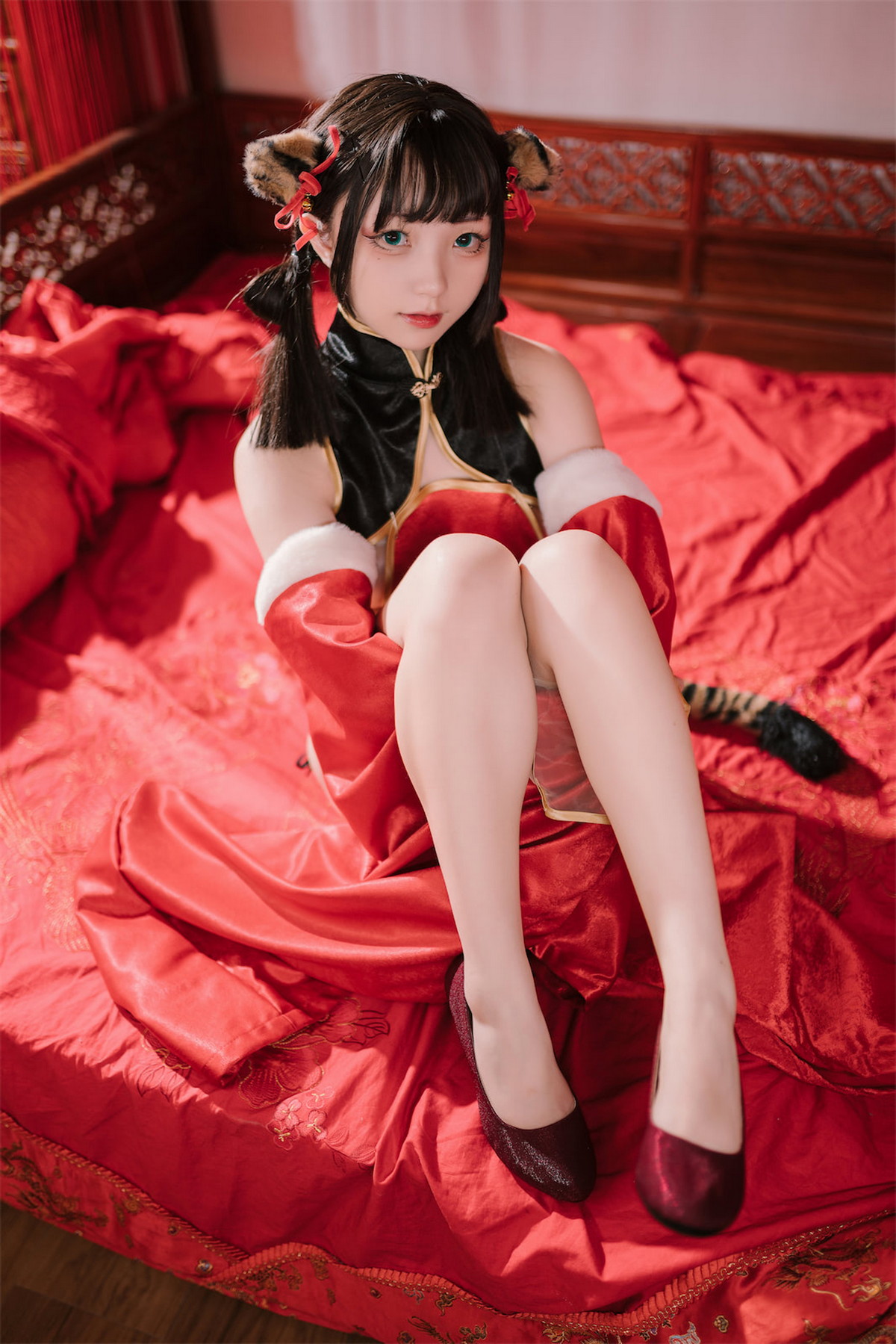 Xgyw.Net_网络美女花铃虎团团主题性感红黑色旗袍服饰露白嫩肌肤秀完美身材诱惑写真84P