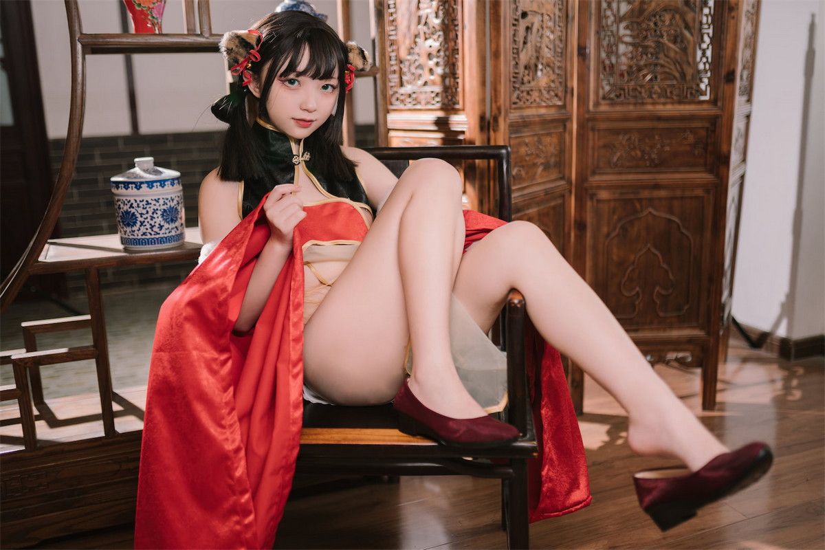 Xgyw.Net_网络美女花铃虎团团主题性感红黑色旗袍服饰露白嫩肌肤秀完美身材诱惑写真84P