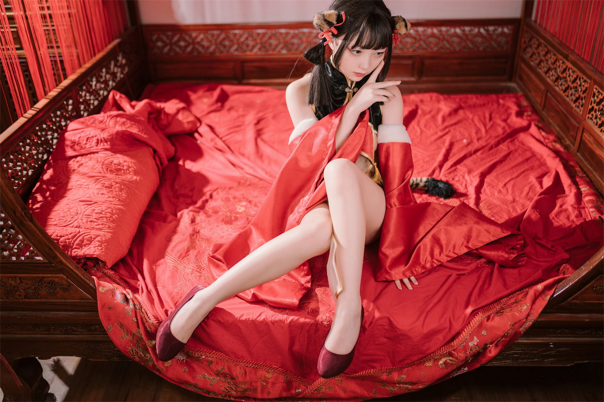 Xgyw.Net_网络美女花铃虎团团主题性感红黑色旗袍服饰露白嫩肌肤秀完美身材诱惑写真84P