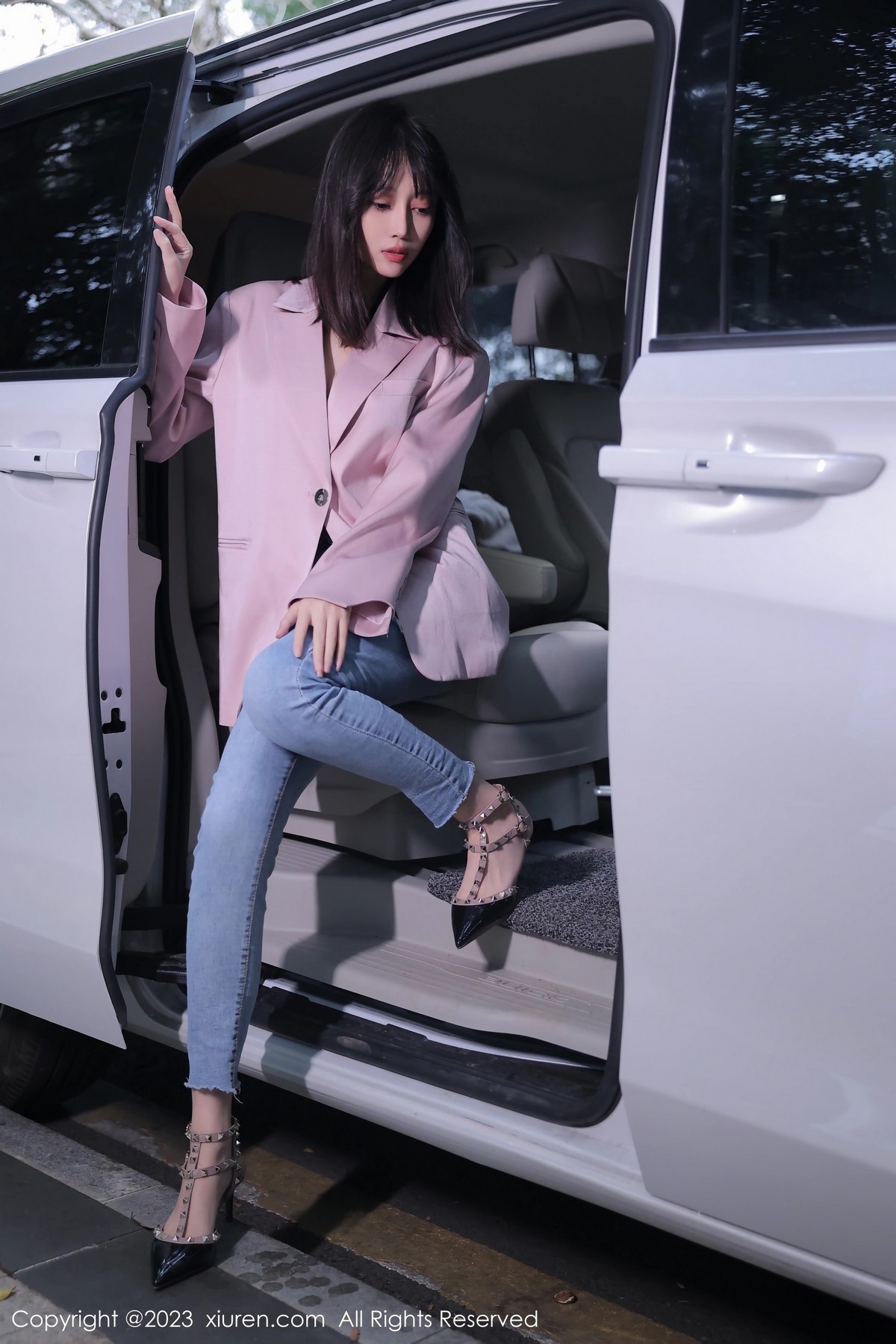 Xgyw.Net_XiuRen第6355期_模特玥儿玥er万宁旅拍粉灰色上衣配牛仔裤露白色内衣诱惑写真55P