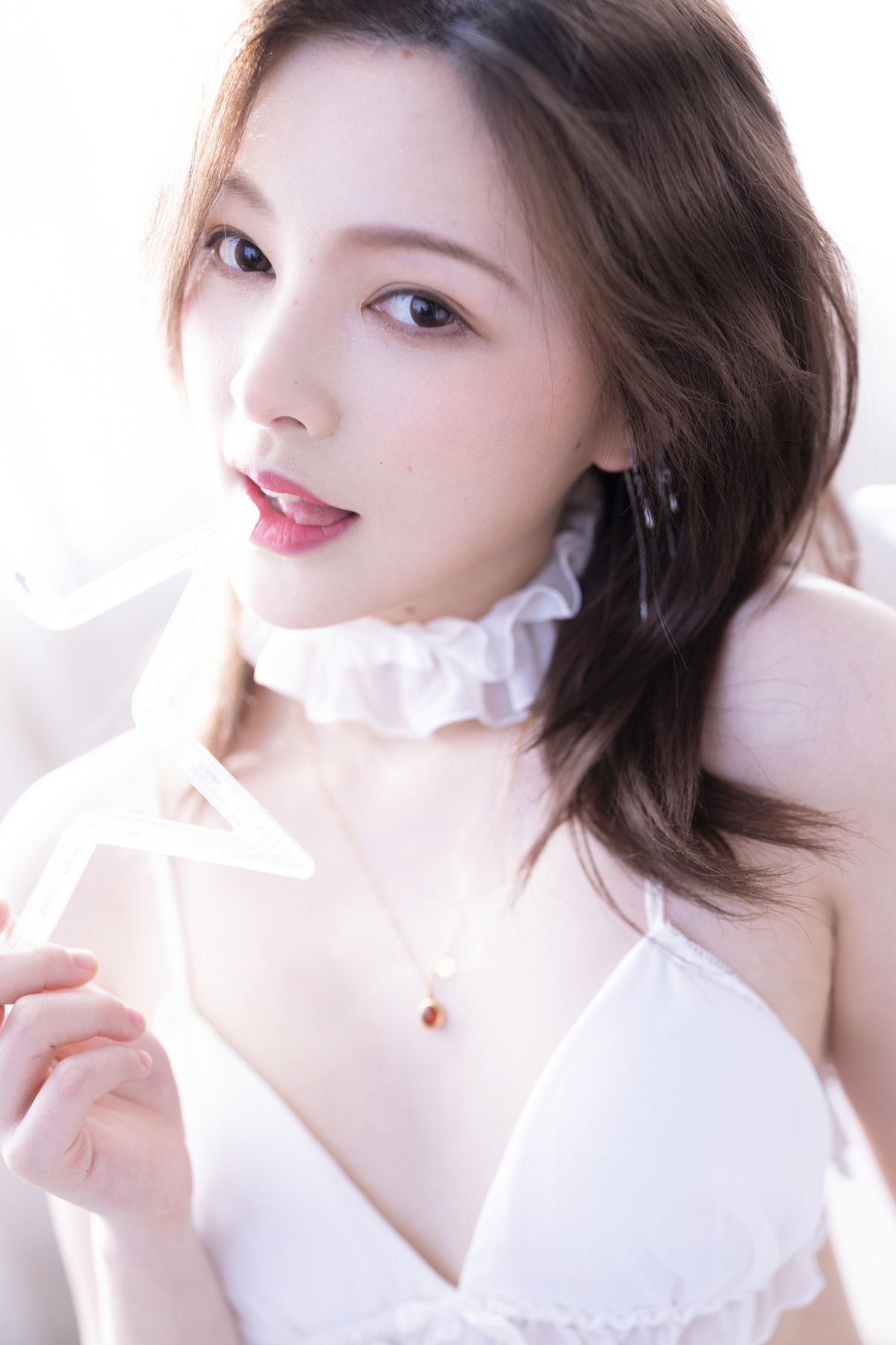 Xgyw.Net_网络美女白露Bululu恋人主题私房床上性感白色蕾丝内衣半脱秀完美身材诱惑写真100P