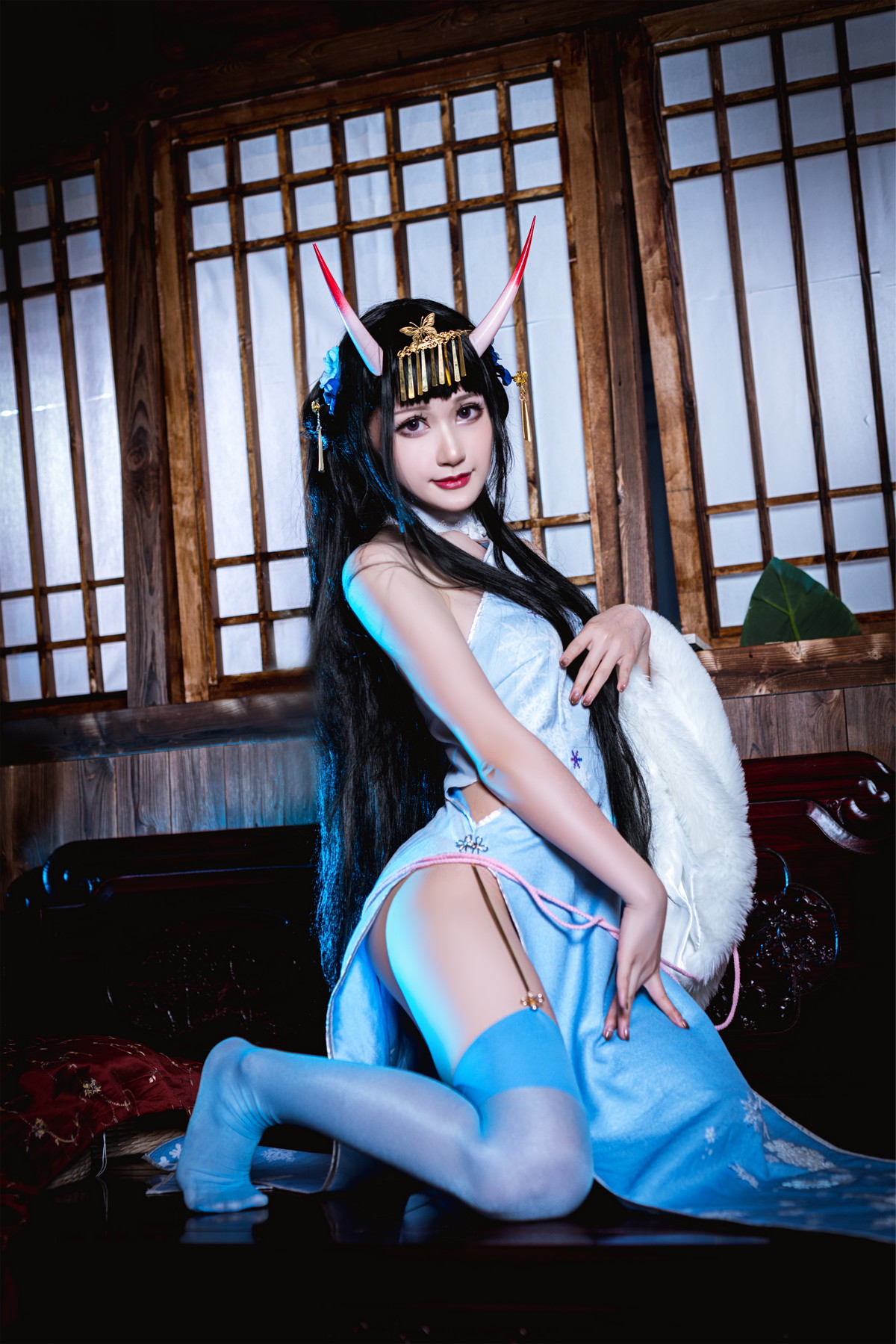 Xgyw.Net_网络美女木之本果花容主题性感蓝色旗袍装 白色情趣内衣秀惹火身材诱惑写真77P