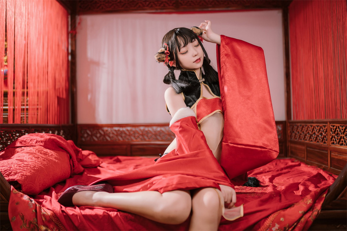Xgyw.Net_网络美女花铃虎团团主题性感红黑色旗袍服饰露白嫩肌肤秀完美身材诱惑写真84P