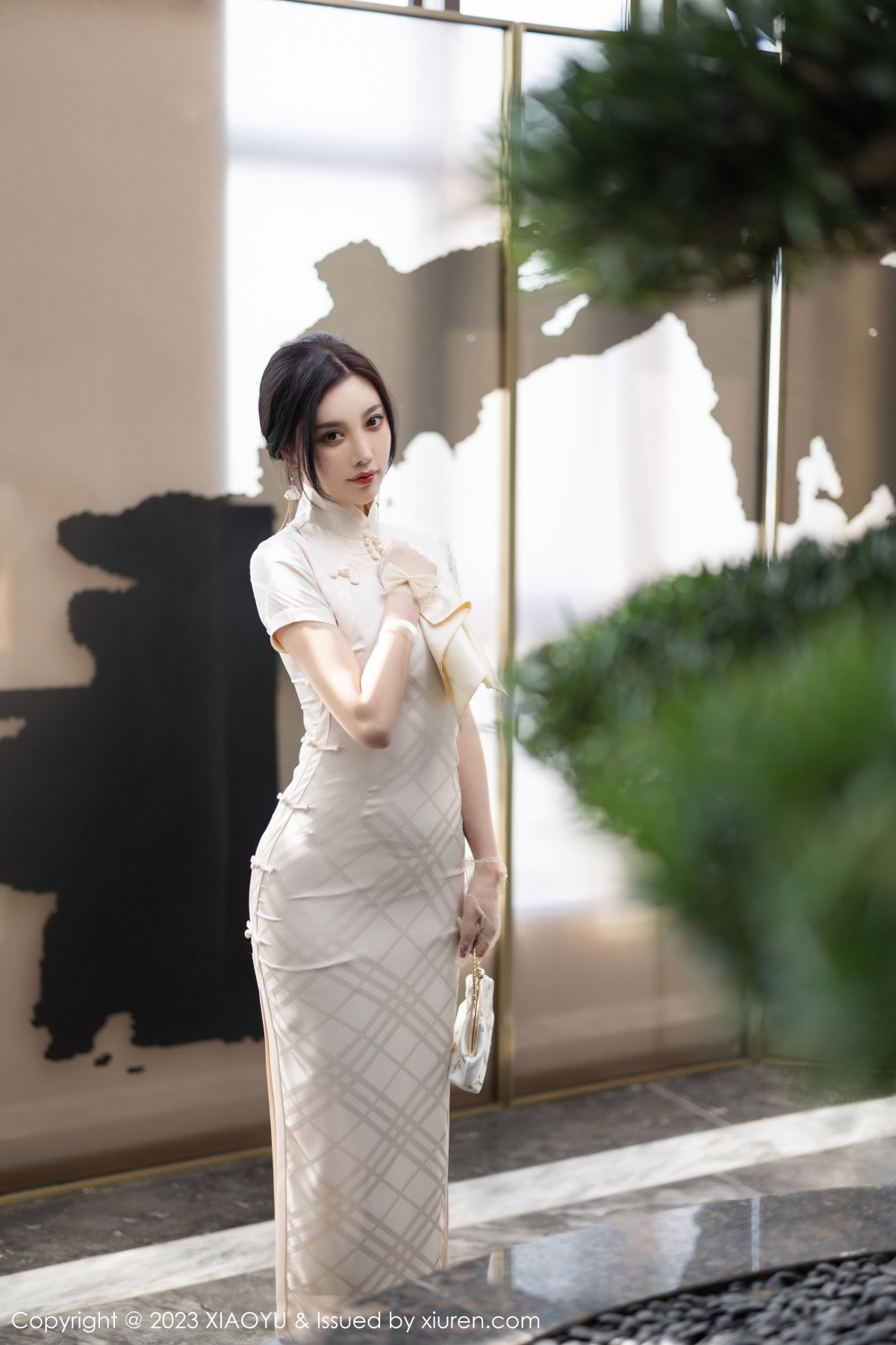 Xgyw.Net_[XiaoYu画语界]Vol.978_女神杨晨晨Yome性感白色典雅旗袍配白丝袜秀丰腴身材诱惑写真85P