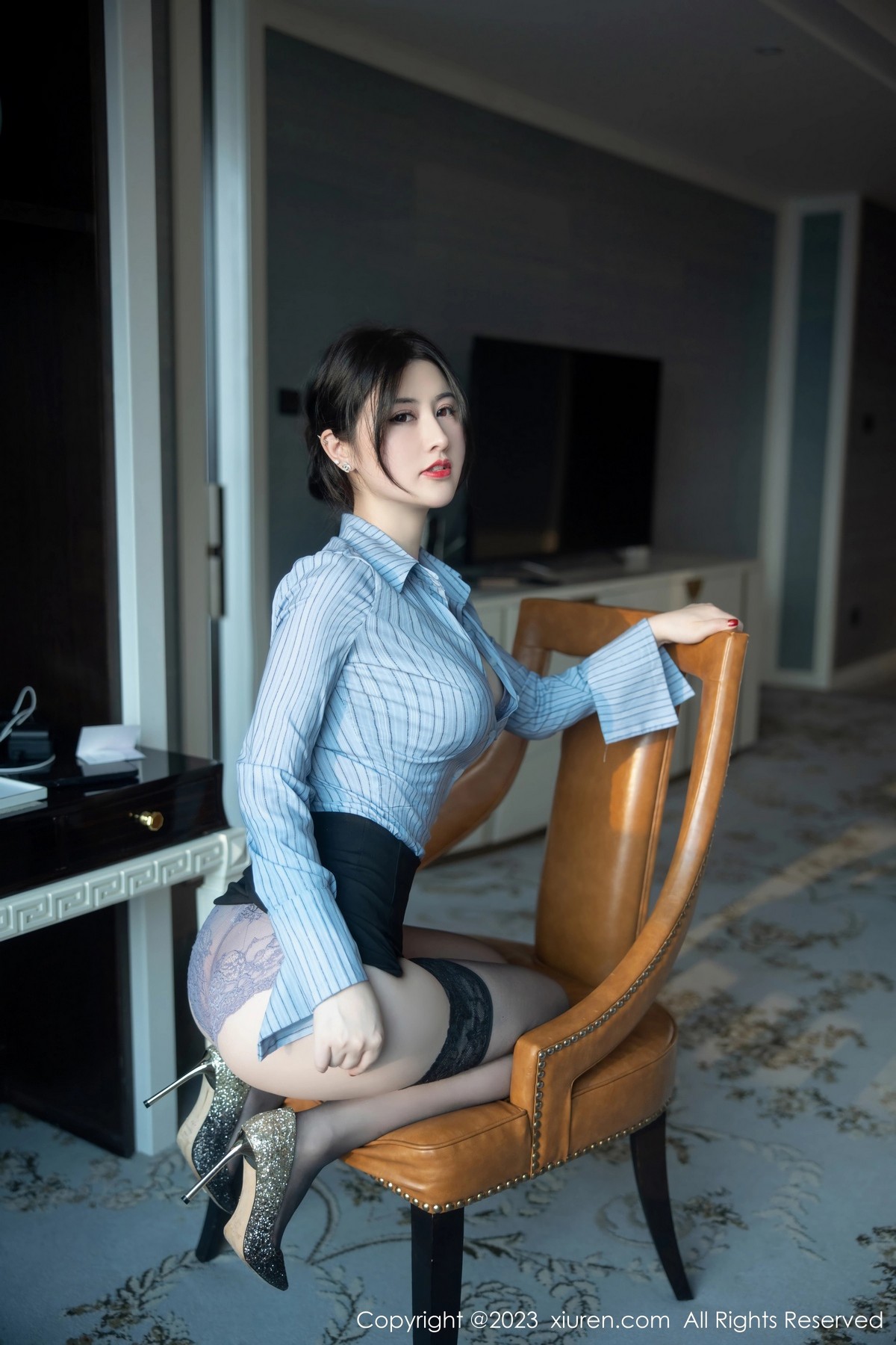 Xgyw.Net_XiuRen第6343期_模特诗诗kiki条纹T恤配黑短裙露性感蕾丝内衣魅惑黑丝诱惑写真78P