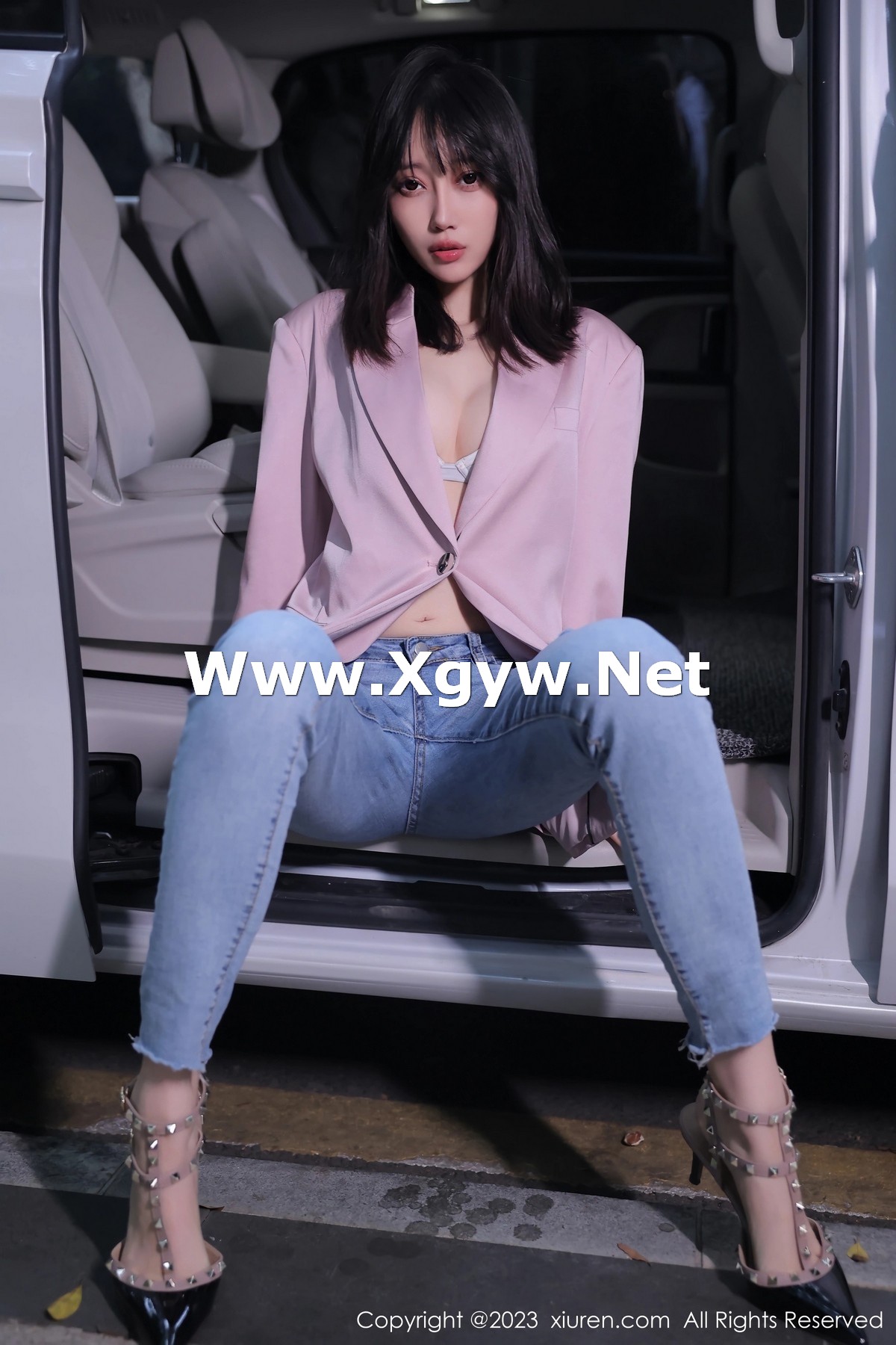 Xgyw.Net_XiuRen第6355期_模特玥儿玥er万宁旅拍粉灰色上衣配牛仔裤露白色内衣诱惑写真55P