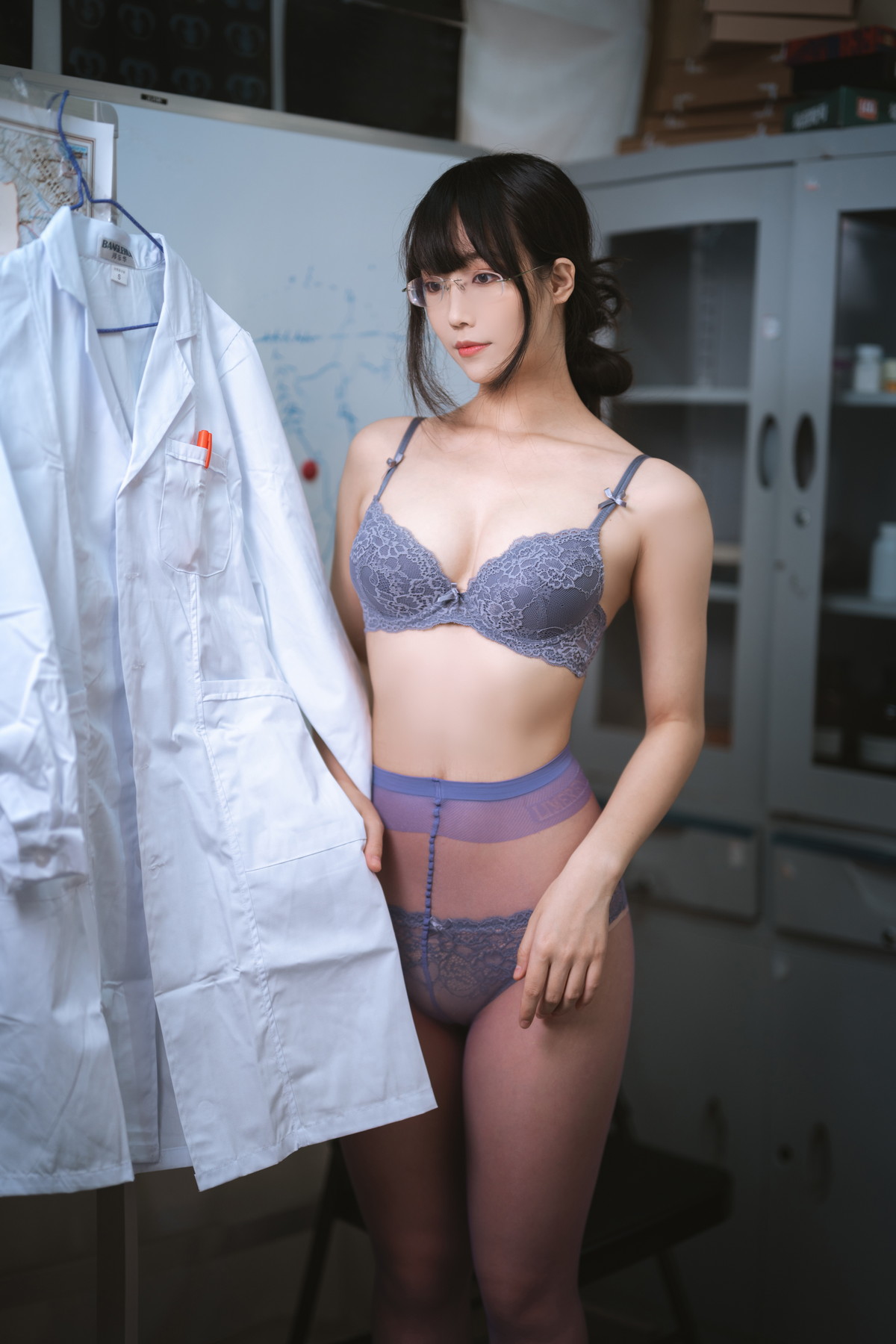 Xgyw.Net_网络美女汪知子医生姐姐主题脱白大褂露性感紫色内衣配紫色丝袜迷人诱惑写真34P