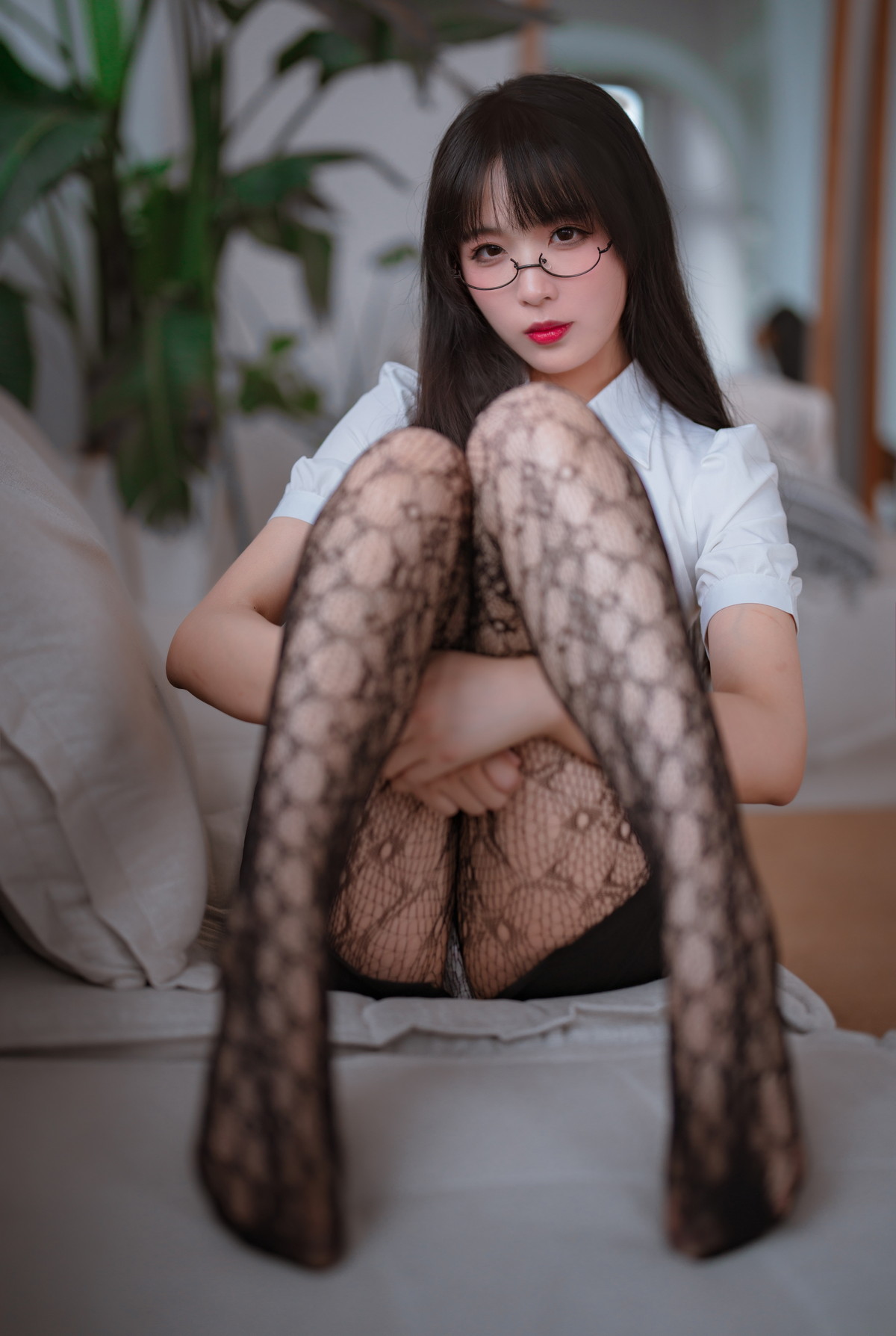 Xgyw.Net_网络美女轩萧学姐提花裤袜主题性感白T配黑短裙露黑丝网袜秀翘臀美腿诱惑写真106P