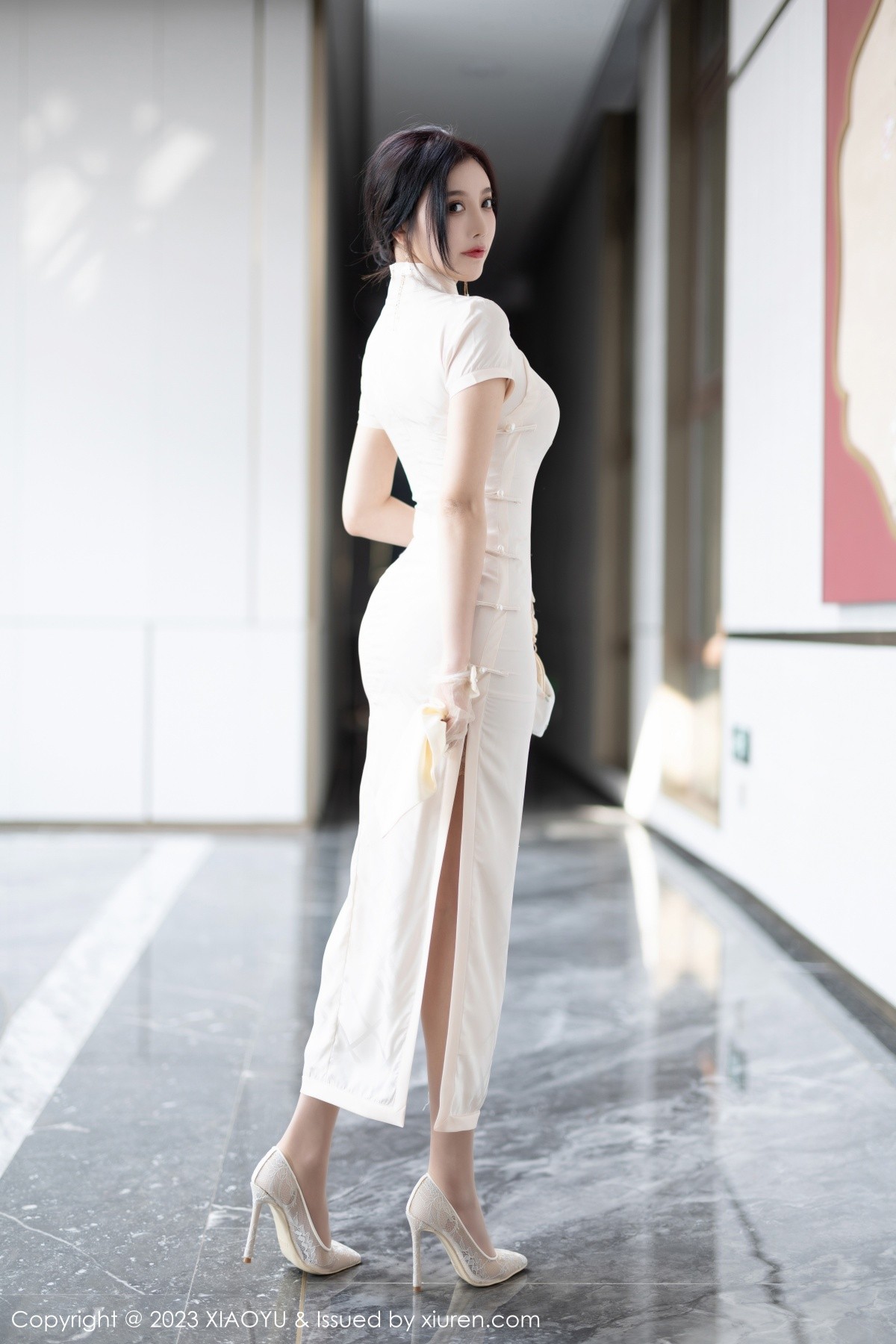 Xgyw.Net_[XiaoYu画语界]Vol.978_女神杨晨晨Yome性感白色典雅旗袍配白丝袜秀丰腴身材诱惑写真85P