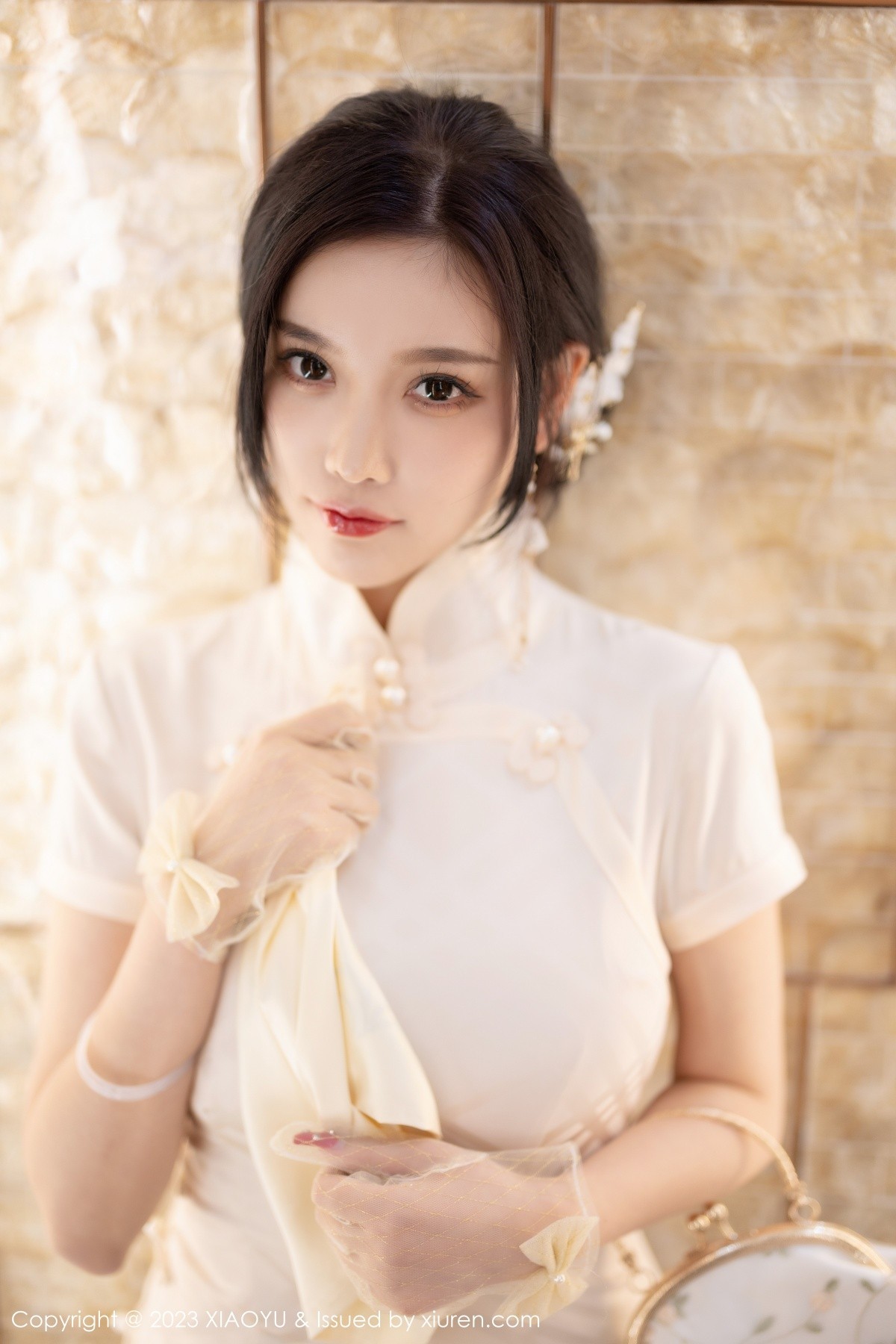 Xgyw.Net_[XiaoYu画语界]Vol.978_女神杨晨晨Yome性感白色典雅旗袍配白丝袜秀丰腴身材诱惑写真85P