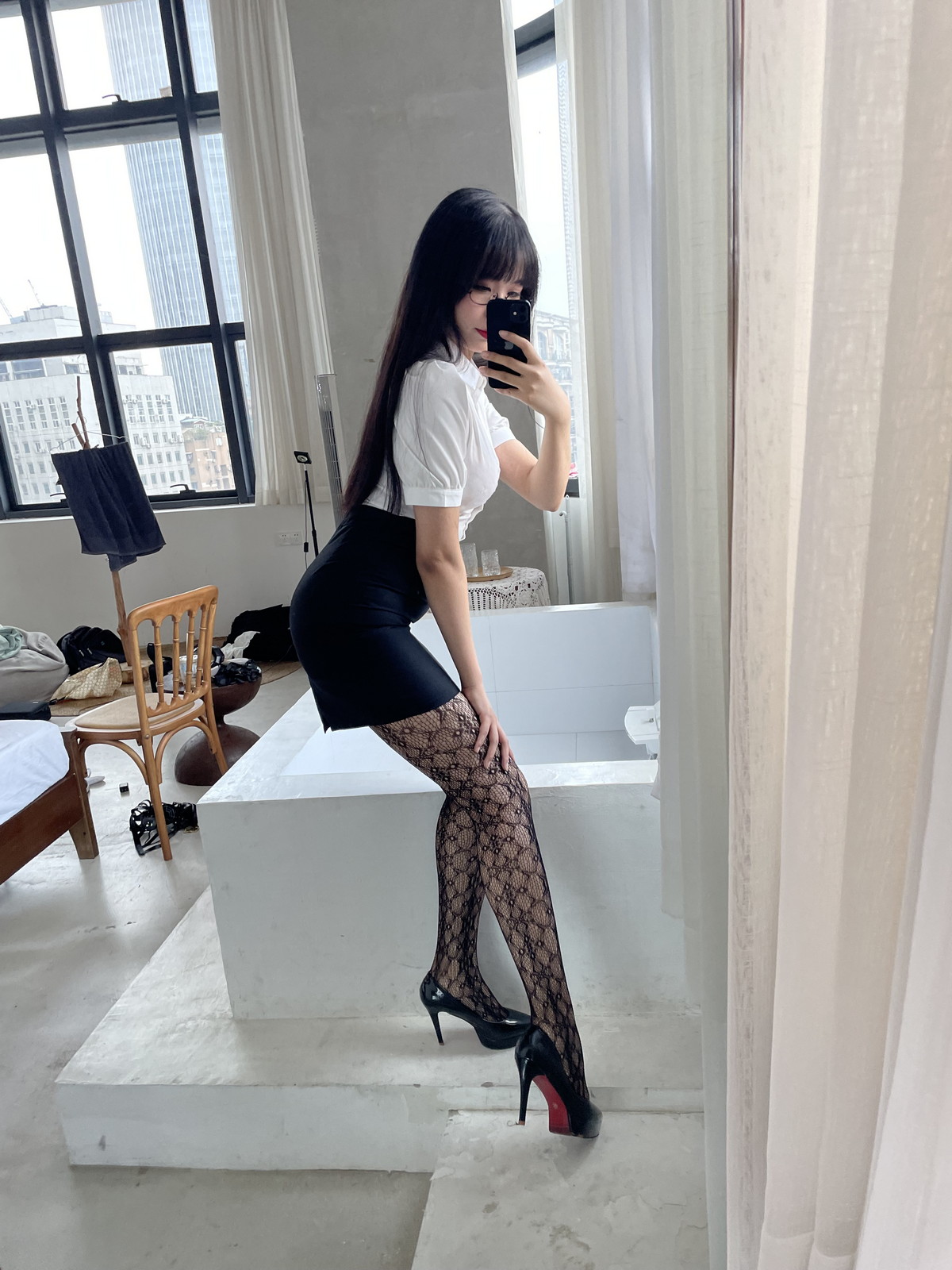 Xgyw.Net_网络美女轩萧学姐提花裤袜主题性感白T配黑短裙露黑丝网袜秀翘臀美腿诱惑写真106P
