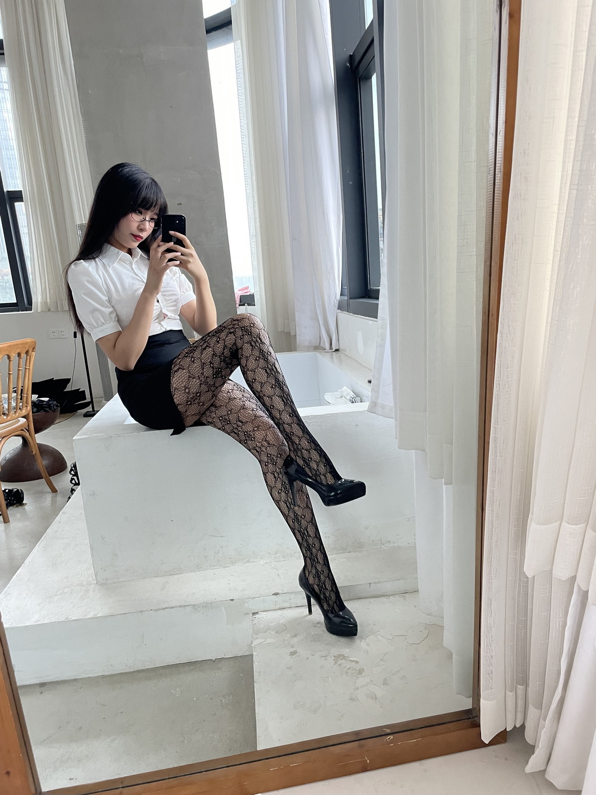 Xgyw.Net_网络美女轩萧学姐提花裤袜主题性感白T配黑短裙露黑丝网袜秀翘臀美腿诱惑写真106P