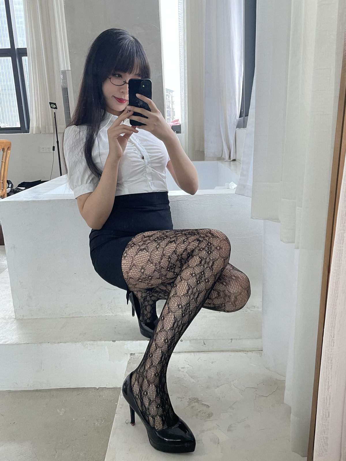 Xgyw.Net_网络美女轩萧学姐提花裤袜主题性感白T配黑短裙露黑丝网袜秀翘臀美腿诱惑写真106P