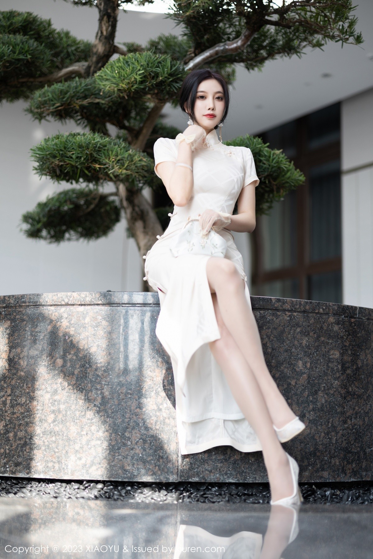 Xgyw.Net_[XiaoYu画语界]Vol.978_女神杨晨晨Yome性感白色典雅旗袍配白丝袜秀丰腴身材诱惑写真85P